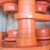 Cố định con chạy bằng cách siết chặt các bu lông