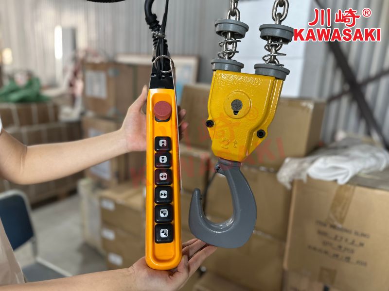 Tay bấm điều khiển và móc tải