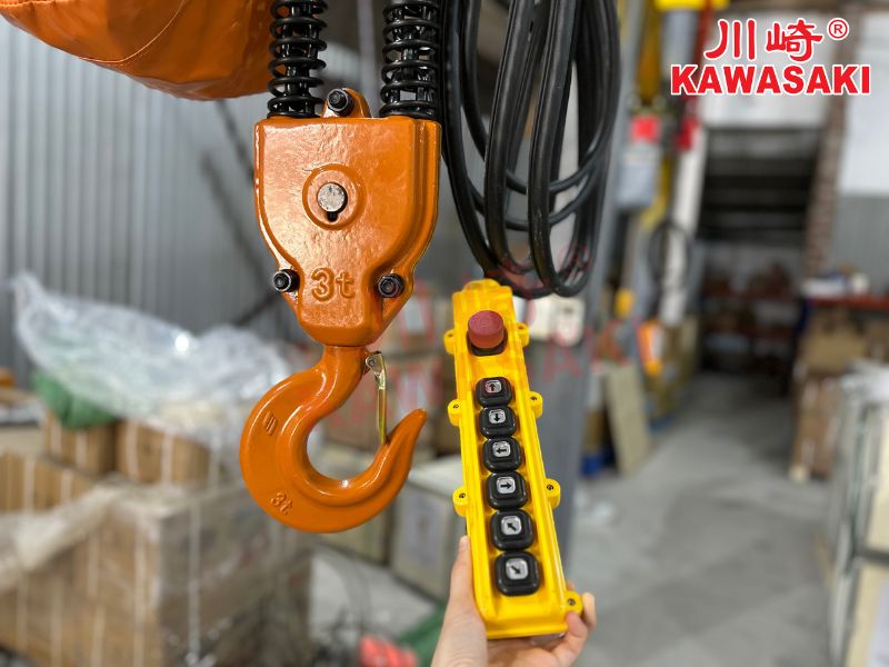 Tay bấm điều khiển và móc treo xoay 360 độ