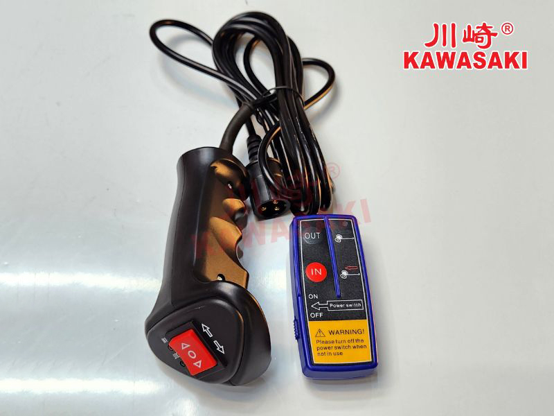 Tay bấm điều khiển dây và điều khiển từ xa đi kèm theo máy