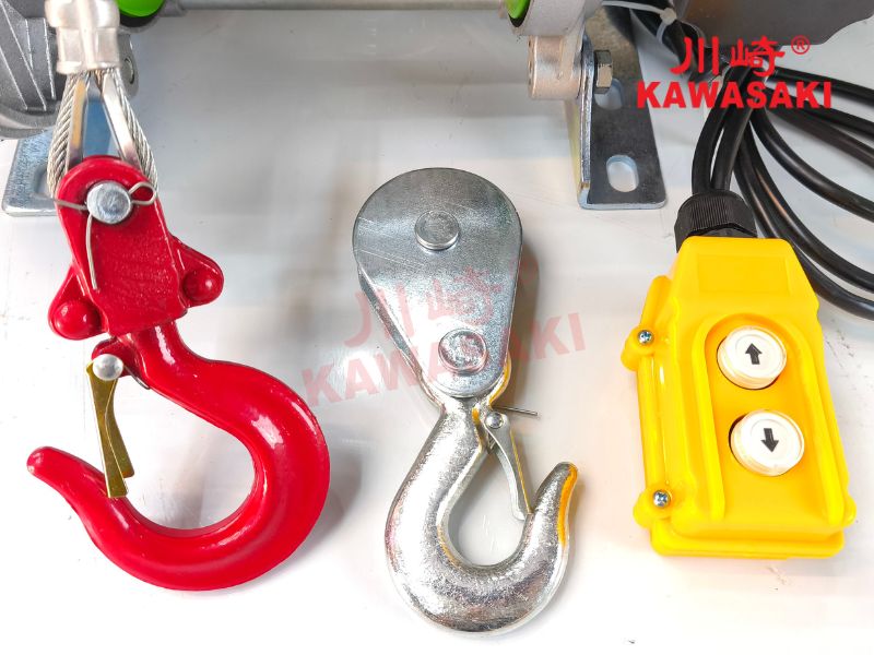 Tay bấm điều khiển và các phụ kiện kèm theo máy