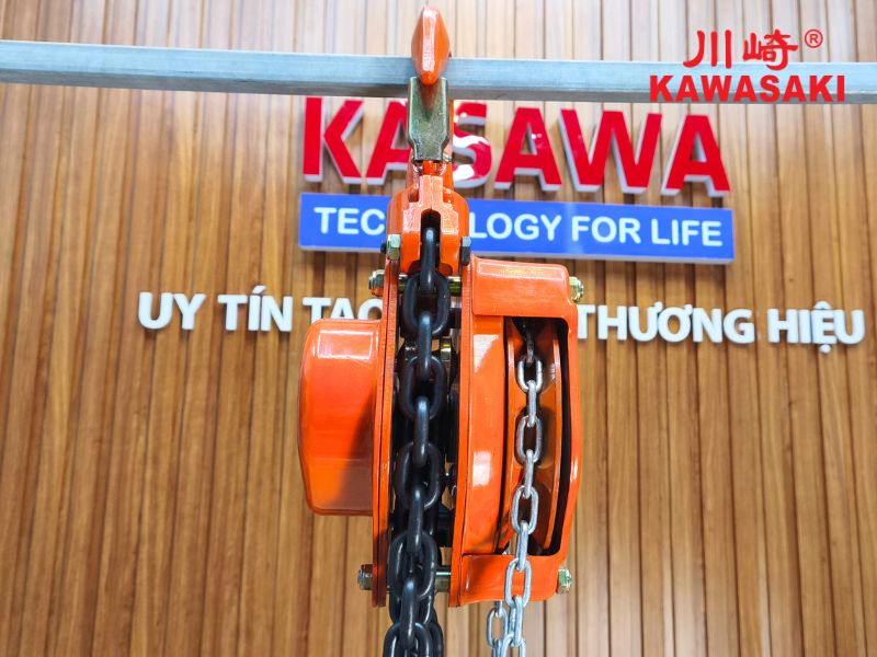 Pa lăng xích kéo tay được lắp đặt trên thanh sắt khung dầm