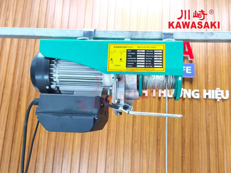 Tời điện cố định được lắp đặt trên thanh sắt vuông